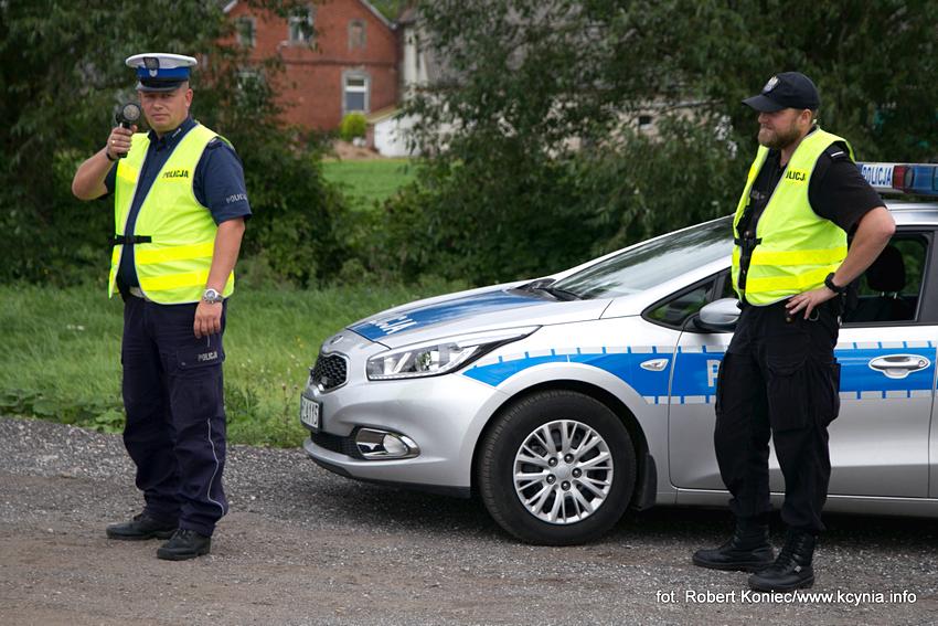 Policjanci wyciągnęli go z płonącego budynku