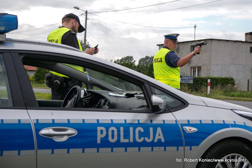 Policjanci wyciągnęli go z płonącego budynku