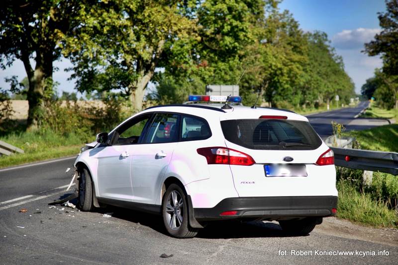 Dachowała po wyprzedzaniu na skrzyżowaniu