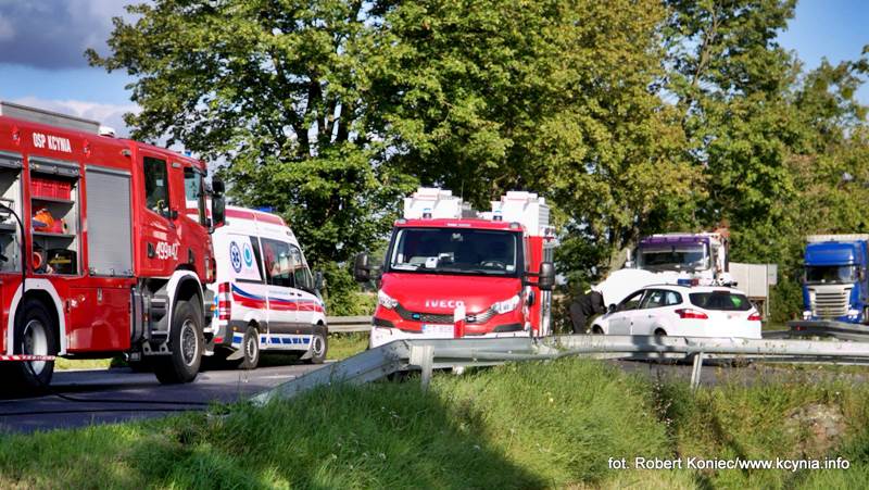 Dachowała po wyprzedzaniu na skrzyżowaniu