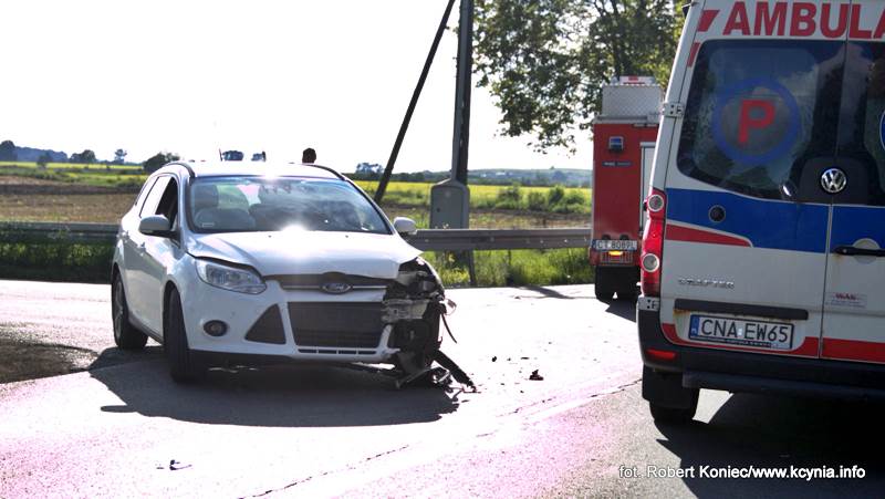 Dachowała po wyprzedzaniu na skrzyżowaniu