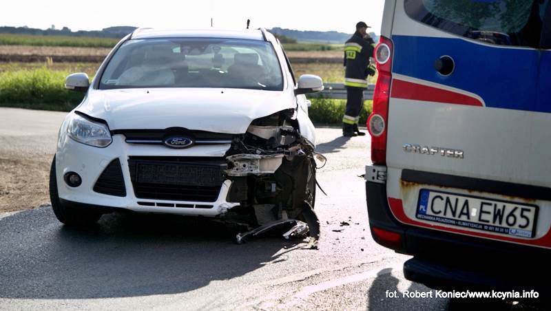 Dachowała po wyprzedzaniu na skrzyżowaniu