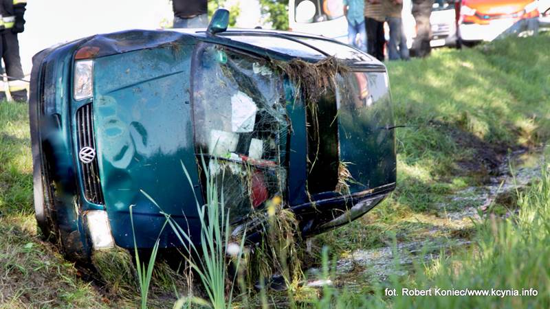 Dachowała po wyprzedzaniu na skrzyżowaniu