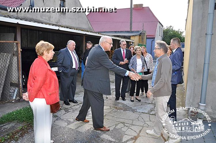 Wizyta rodzin jeńców amerykańskich