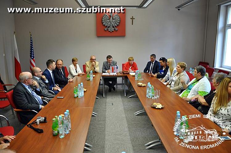 Wizyta rodzin jeńców amerykańskich