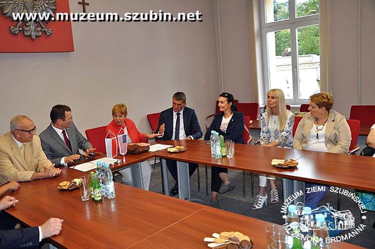 Wizyta rodzin jeńców amerykańskich