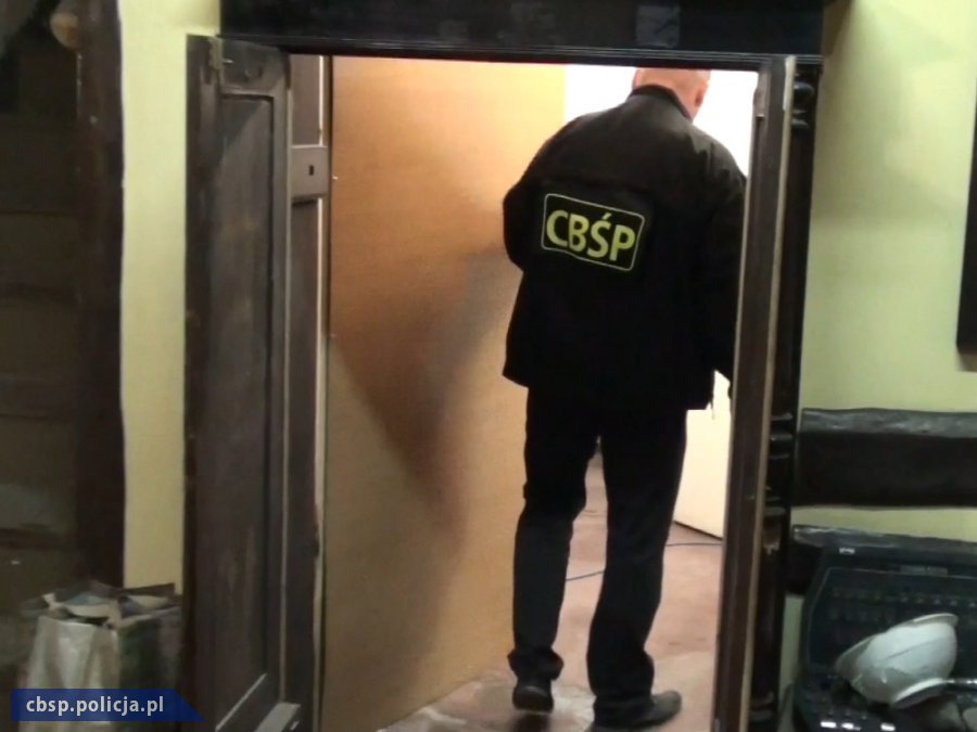 Policjanci CBŚP zlikwidowali największą na świecie nielegalną fabrykę sfałszowanych anabolików i leków na potencję [FILM]