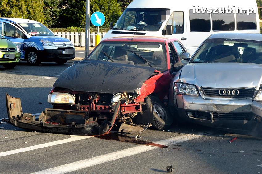 Trzy osoby trafiły do szpitala, to efekt porannej kolizji w Szubinie