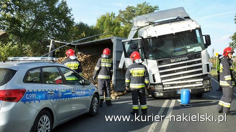 Buraki cukrowe na jezdni drogi wojewódzkiej w Kosowie