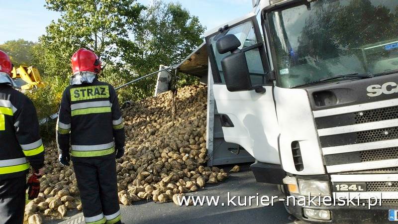 Buraki cukrowe na jezdni drogi wojewódzkiej w Kosowie