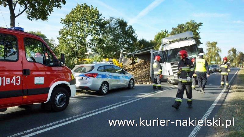 Buraki cukrowe na jezdni drogi wojewódzkiej w Kosowie