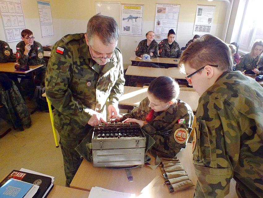 Szkolenie mundurowych z ZSP w Szubinie z łączności przewodowej