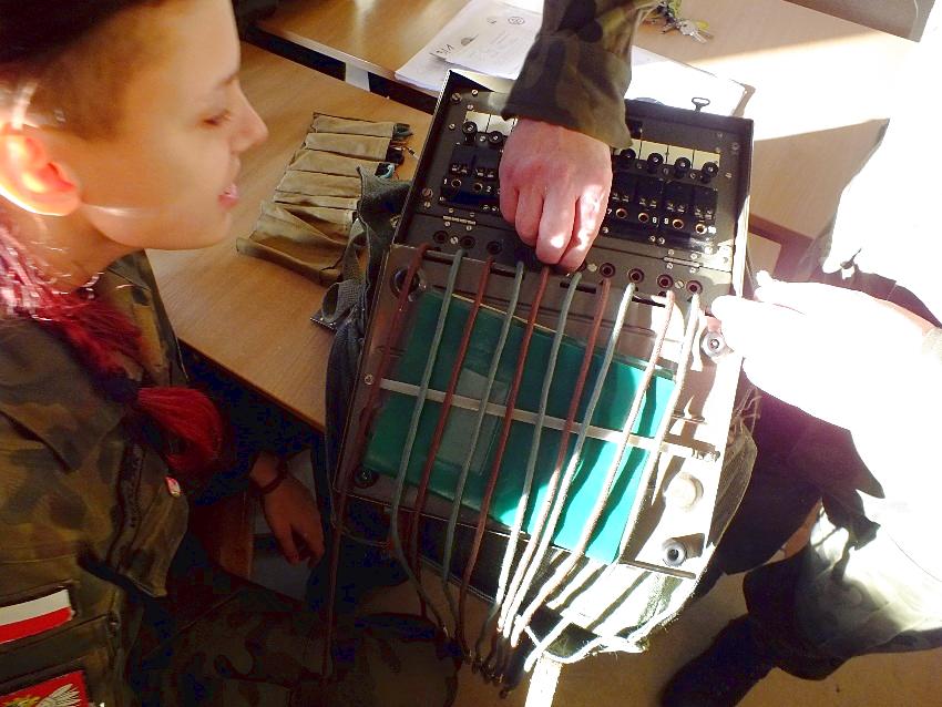 Szkolenie mundurowych z ZSP w Szubinie z łączności przewodowej