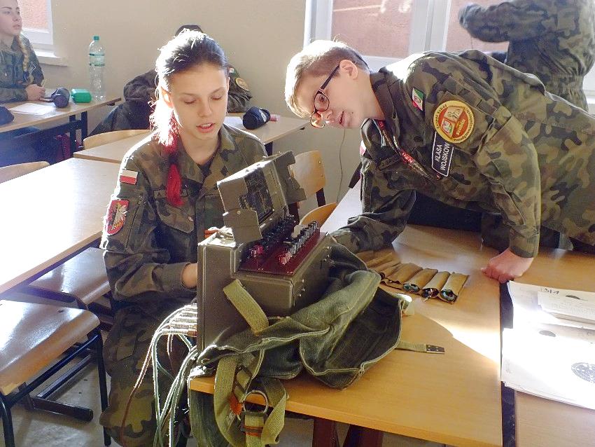 Szkolenie mundurowych z ZSP w Szubinie z łączności przewodowej