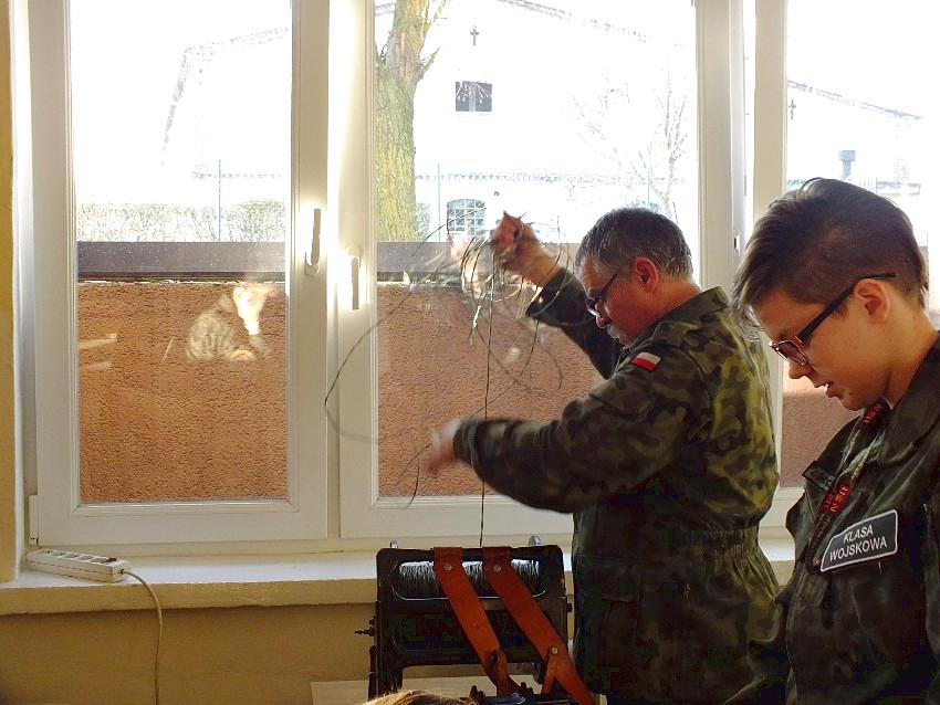 Szkolenie mundurowych z ZSP w Szubinie z łączności przewodowej