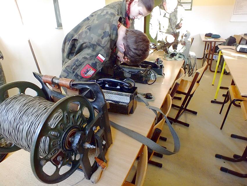 Szkolenie mundurowych z ZSP w Szubinie z łączności przewodowej