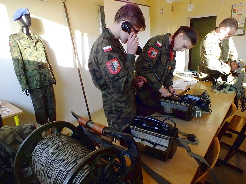 Szkolenie mundurowych z ZSP w Szubinie z łączności przewodowej