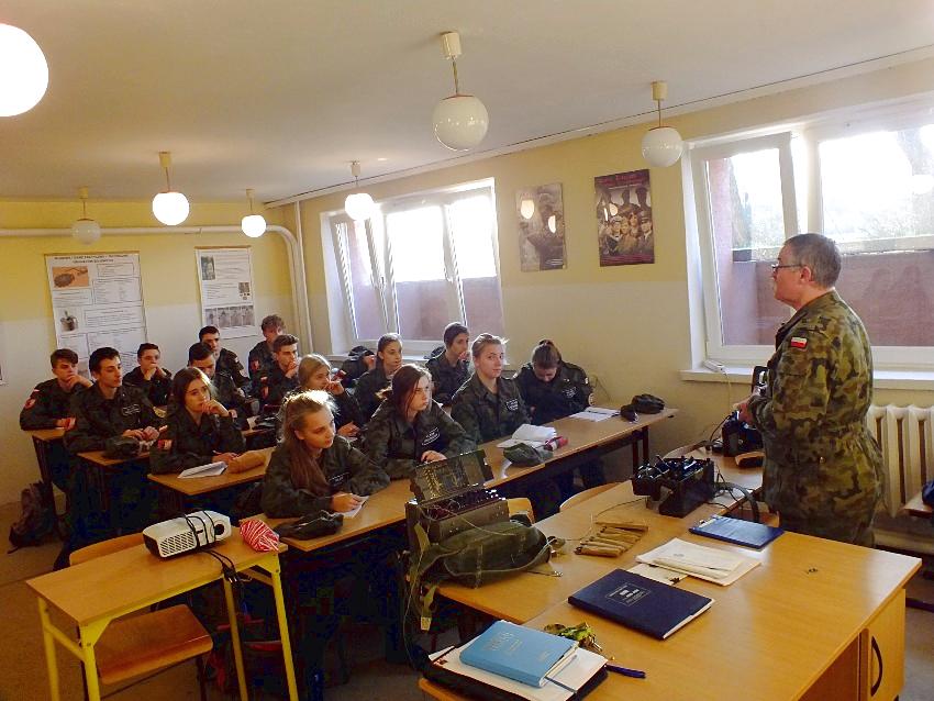 Szkolenie mundurowych z ZSP w Szubinie z łączności przewodowej