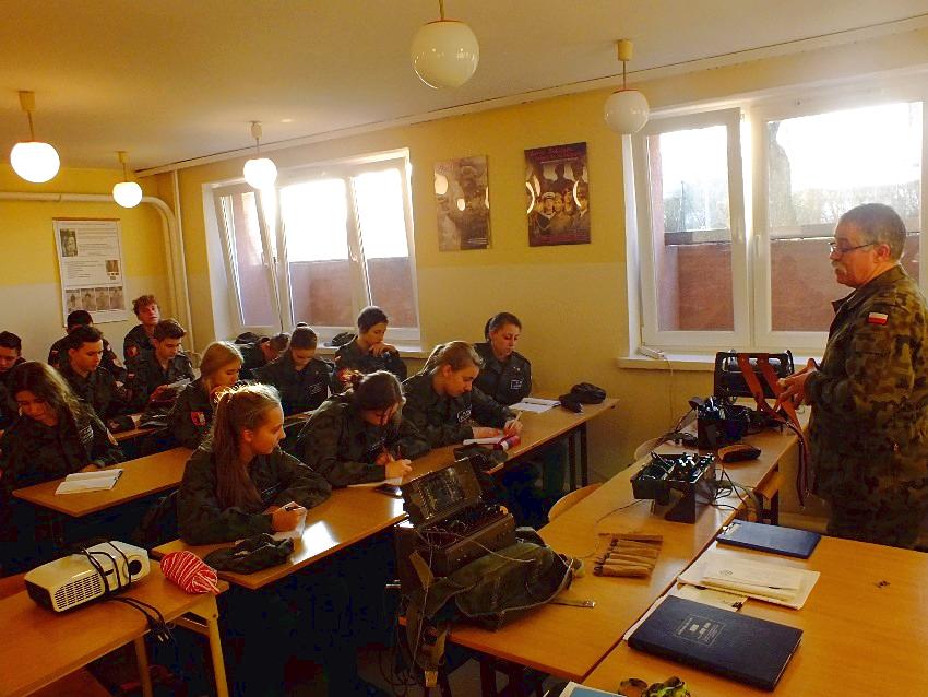 Szkolenie mundurowych z ZSP w Szubinie z łączności przewodowej