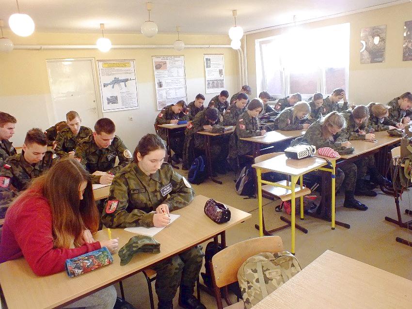 Szkolenie mundurowych z ZSP w Szubinie z łączności przewodowej