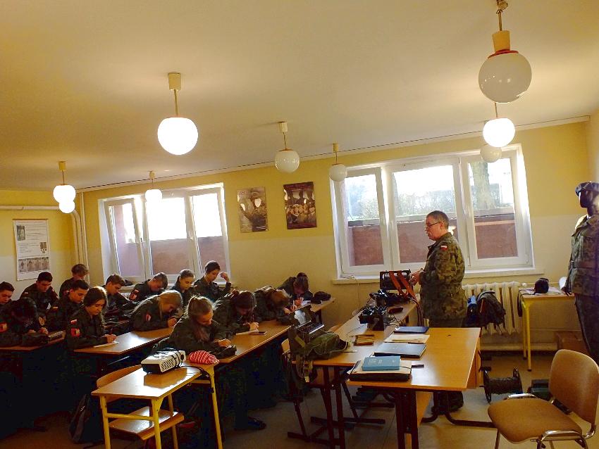 Szkolenie mundurowych z ZSP w Szubinie z łączności przewodowej