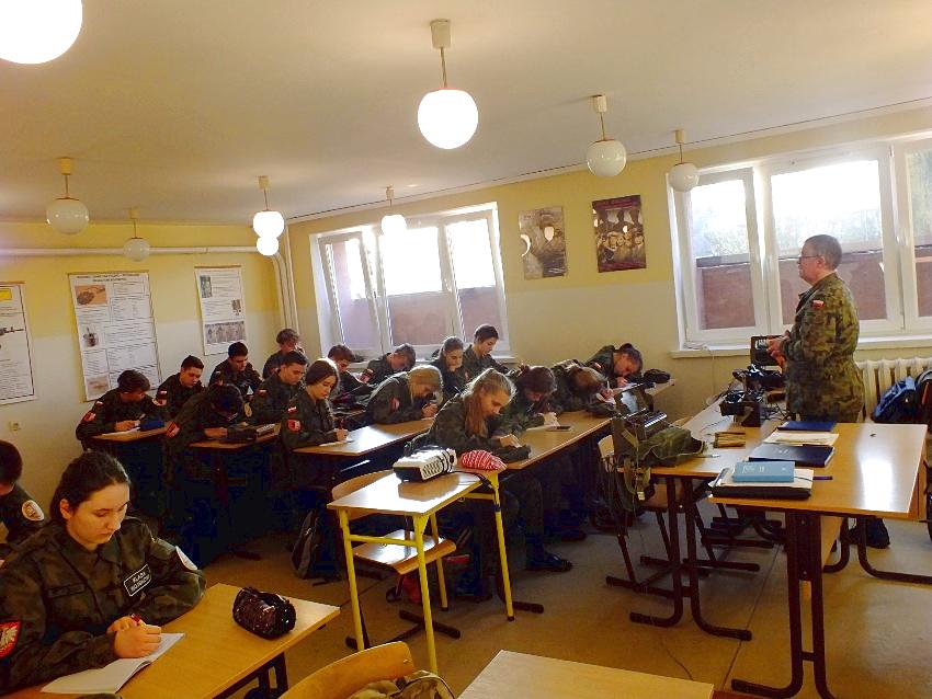 Szkolenie mundurowych z ZSP w Szubinie z łączności przewodowej