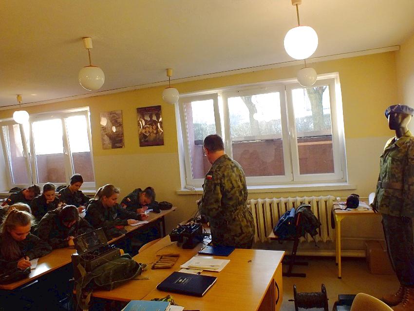 Szkolenie mundurowych z ZSP w Szubinie z łączności przewodowej