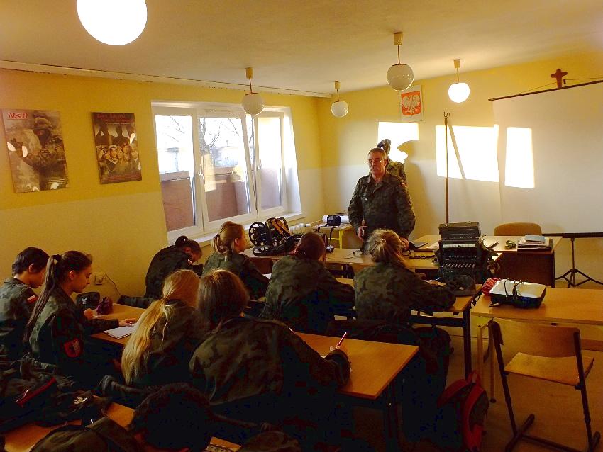 Szkolenie mundurowych z ZSP w Szubinie z łączności przewodowej