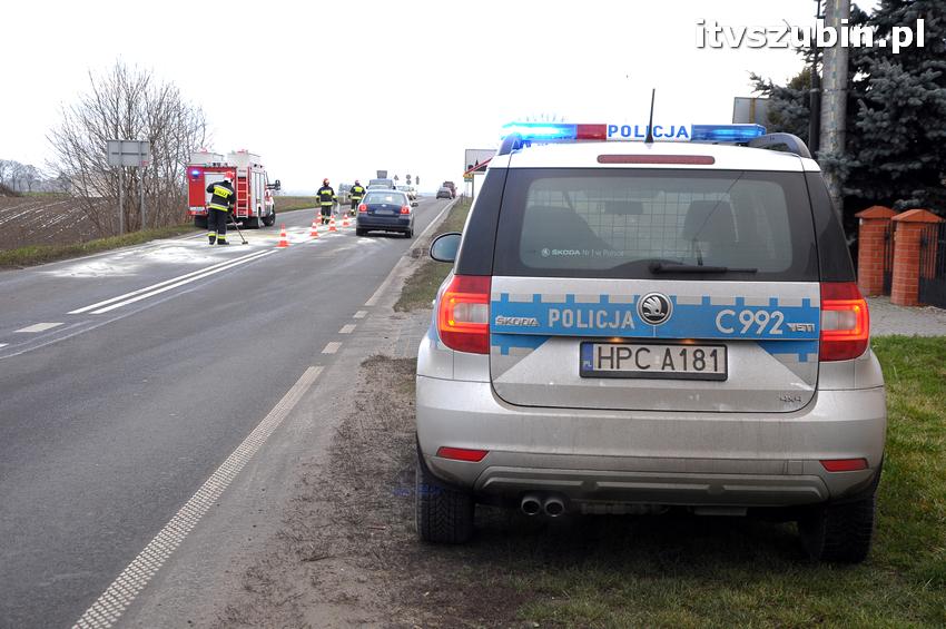 Kierowca peugeota ściął dwa znaki przed Wolwarkiem