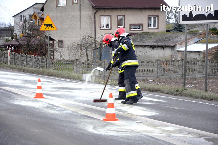 Kierowca peugeota ściął dwa znaki przed Wolwarkiem