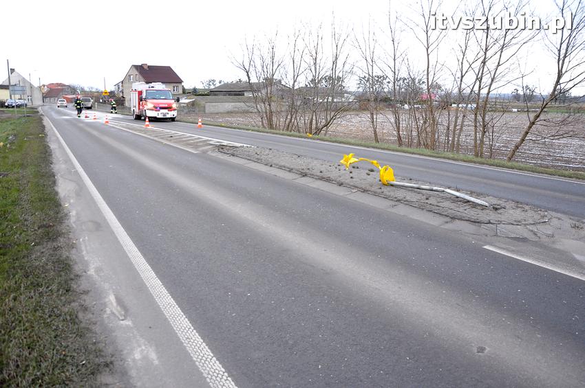 Kierowca peugeota ściął dwa znaki przed Wolwarkiem