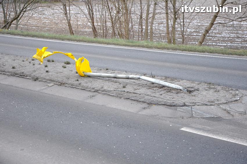 Kierowca peugeota ściął dwa znaki przed Wolwarkiem