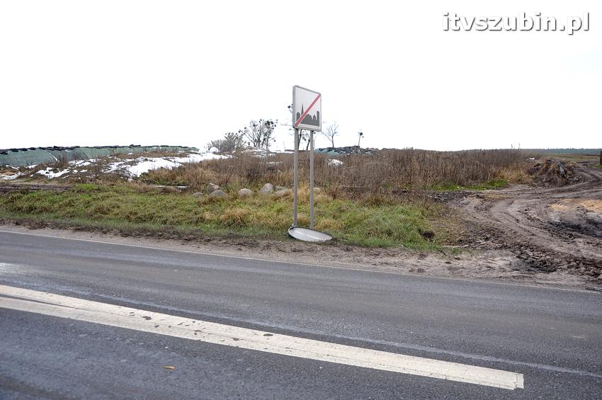 Kierowca peugeota ściął dwa znaki przed Wolwarkiem