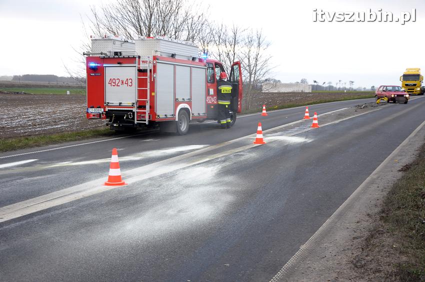 Kierowca peugeota ściął dwa znaki przed Wolwarkiem