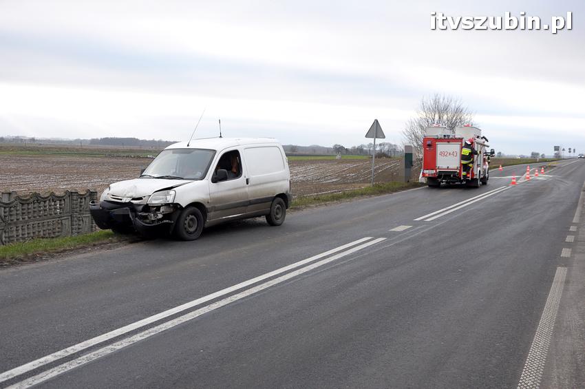 Kierowca peugeota ściął dwa znaki przed Wolwarkiem
