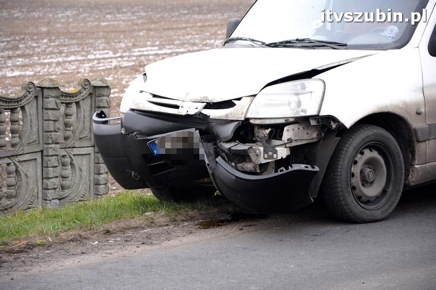 Kierowca peugeota ściął dwa znaki przed Wolwarkiem
