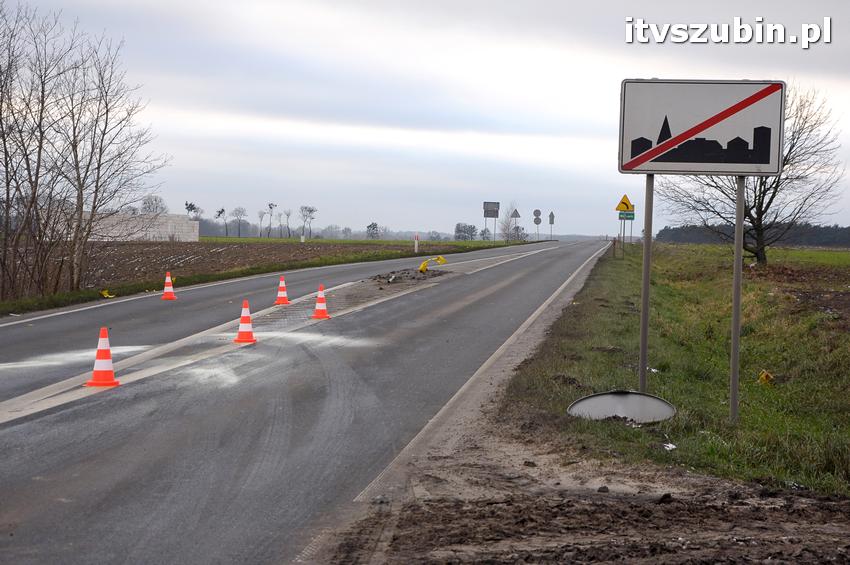 Kierowca peugeota ściął dwa znaki przed Wolwarkiem