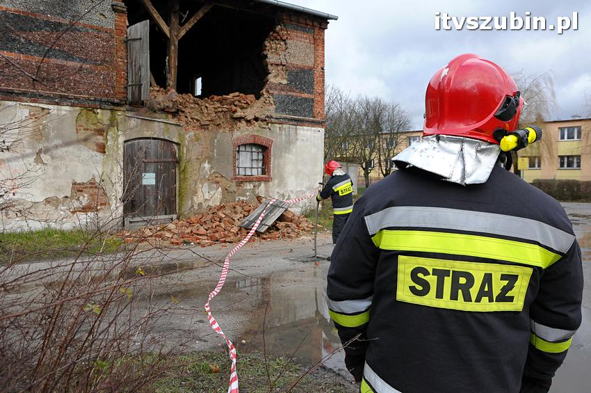 Część ściany zawaliła się w budynku gospodarczym koło ZSP w Szubinie