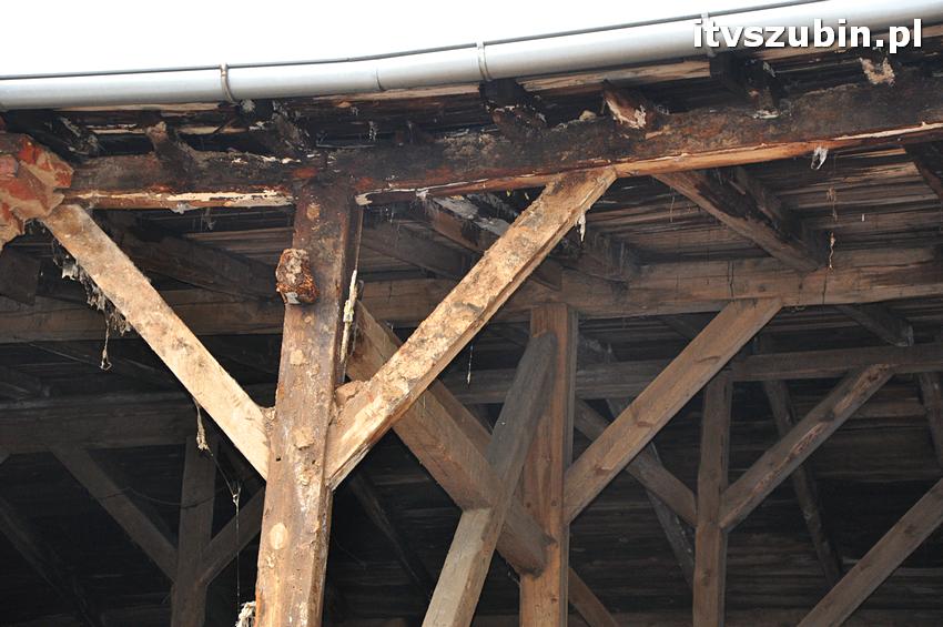 Część ściany zawaliła się w budynku gospodarczym koło ZSP w Szubinie