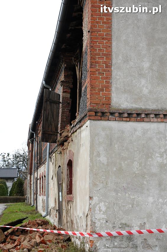 Część ściany zawaliła się w budynku gospodarczym koło ZSP w Szubinie