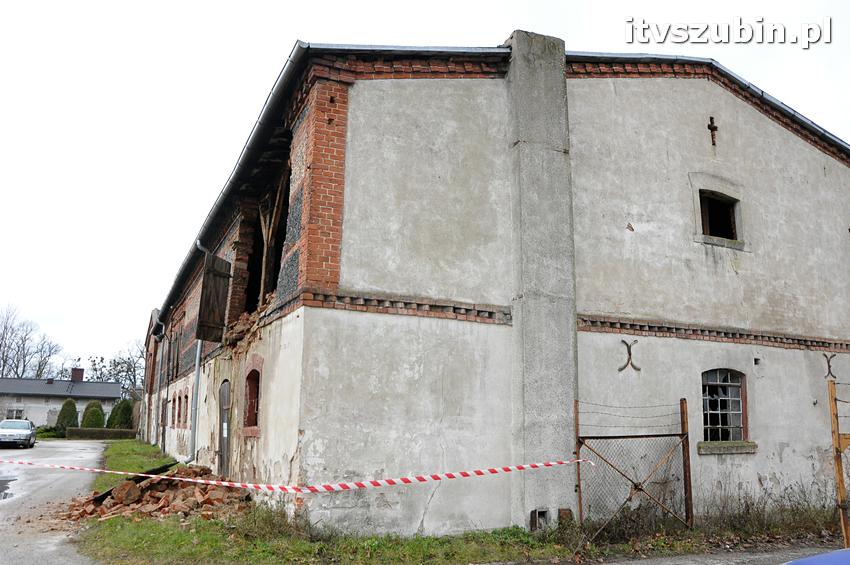Część ściany zawaliła się w budynku gospodarczym koło ZSP w Szubinie