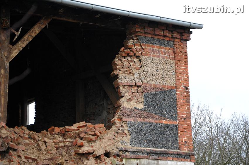 Część ściany zawaliła się w budynku gospodarczym koło ZSP w Szubinie