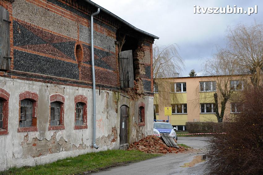 Część ściany zawaliła się w budynku gospodarczym koło ZSP w Szubinie
