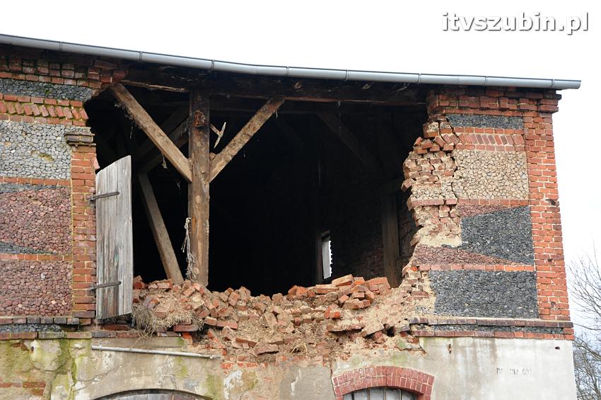 Część ściany zawaliła się w budynku gospodarczym koło ZSP w Szubinie
