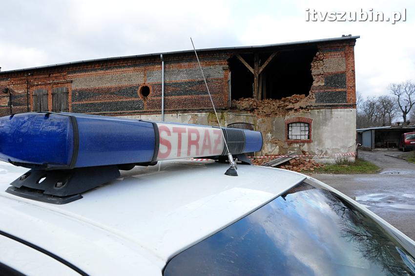 Część ściany zawaliła się w budynku gospodarczym koło ZSP w Szubinie