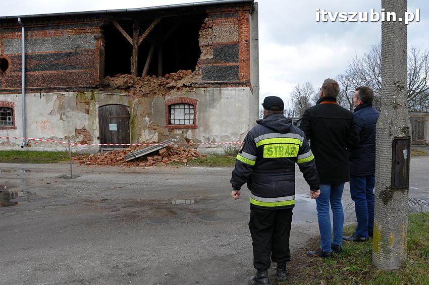 Część ściany zawaliła się w budynku gospodarczym koło ZSP w Szubinie
