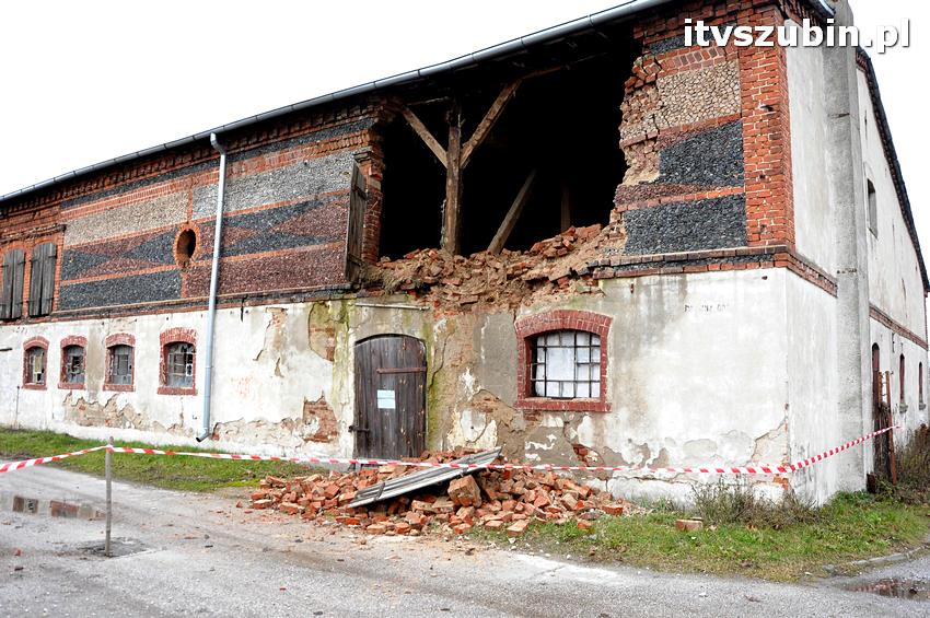 Część ściany zawaliła się w budynku gospodarczym koło ZSP w Szubinie
