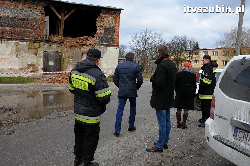Część ściany zawaliła się w budynku gospodarczym koło ZSP w Szubinie