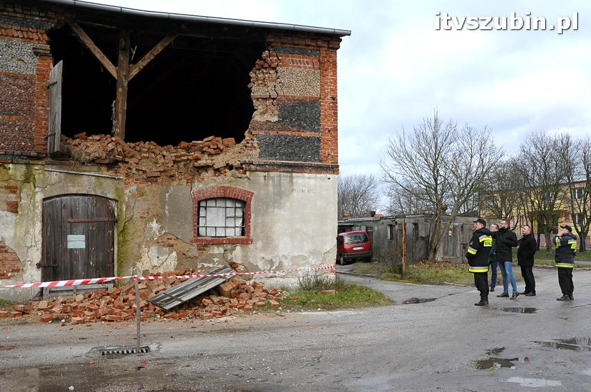 Część ściany zawaliła się w budynku gospodarczym koło ZSP w Szubinie