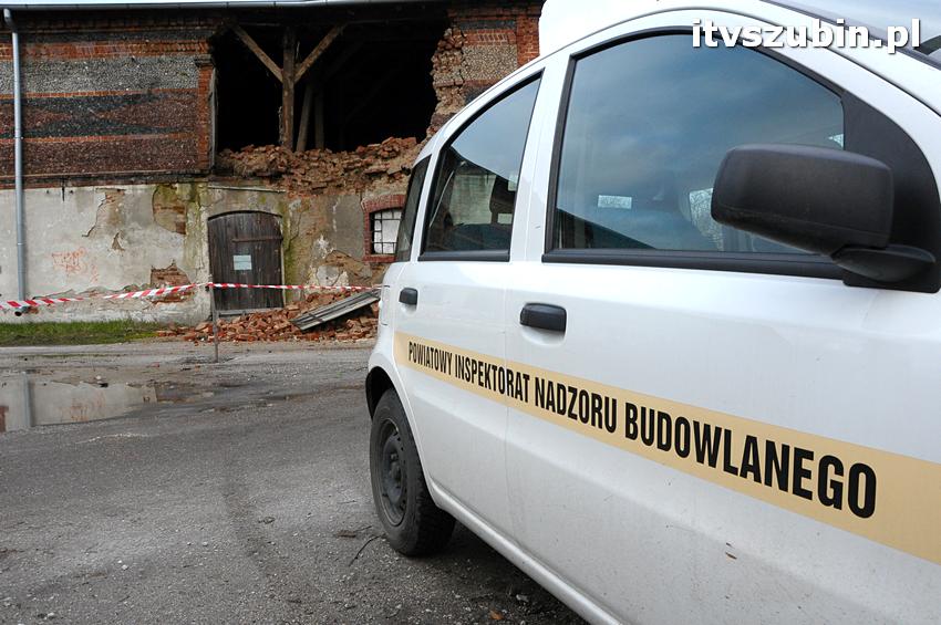 Część ściany zawaliła się w budynku gospodarczym koło ZSP w Szubinie